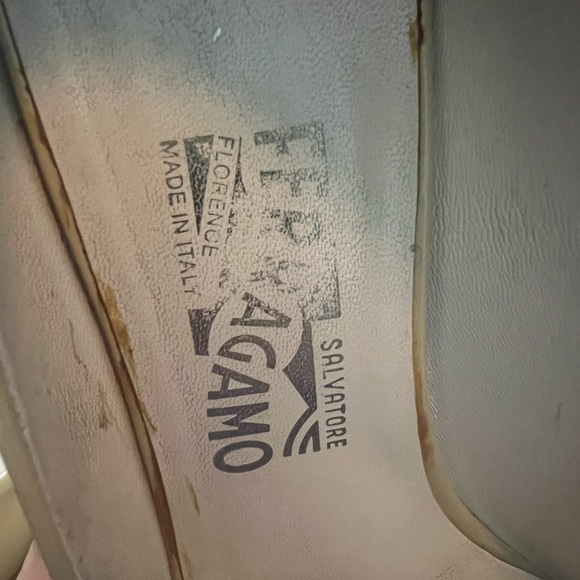 Salvatore Ferragamo Vara Bow logo round toe patent leather pumps beige - Picture 7 of 10